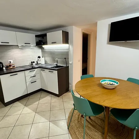Apartament Stylish Steps From The *