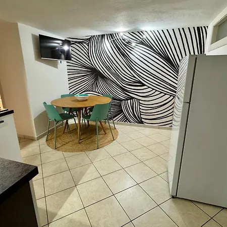Apartment Stylish Steps From The Cefalu
